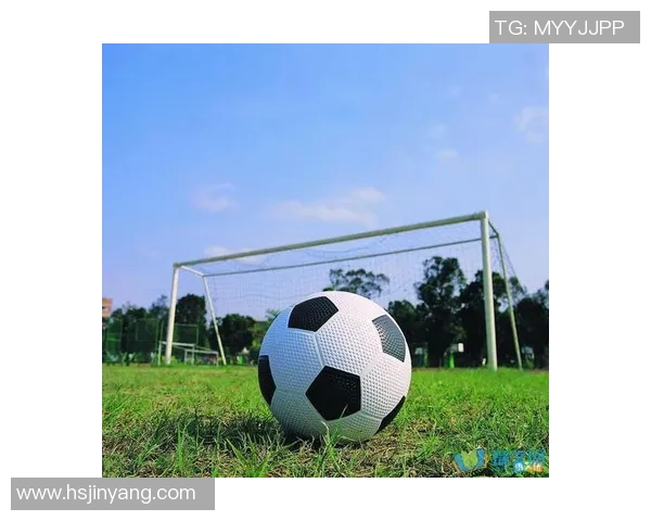 足球明星小报揭秘球场背后的故事与生活点滴，带你走进他们的真实世界与精彩瞬间